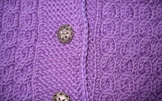 Knopfleiste und Strickdetails der Jacke KERSTIN